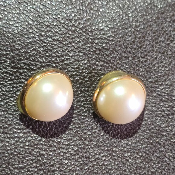 large faux pearl & goldtone round stud earrings, vintage - Picture 4 of 6